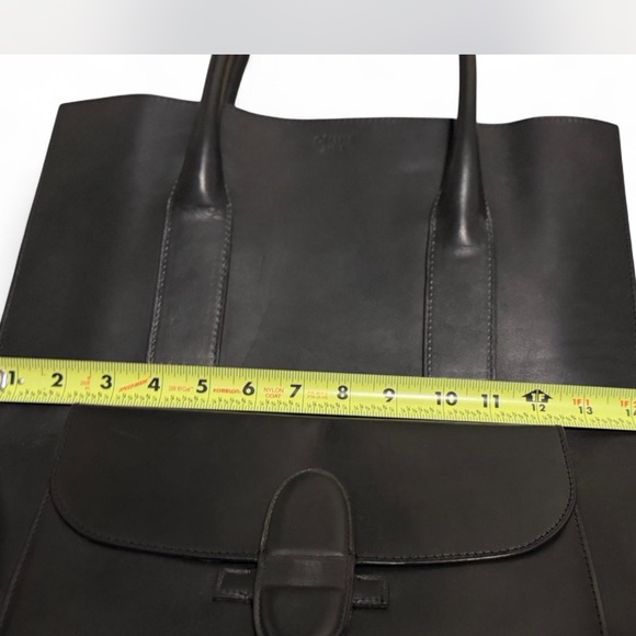 CÉLINE Navy Elegance The Must-Have Luxury Tote for the Modern Sophisticate navy - Picture 10 of 14